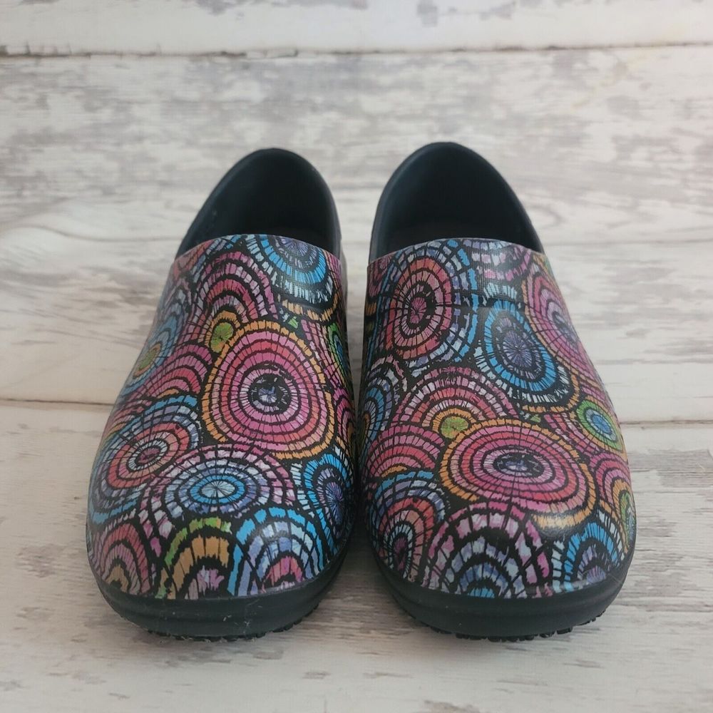 Crocs Nurse Dual Comfort Clogs Shoes Work geometric circles Multicolor Womens 8